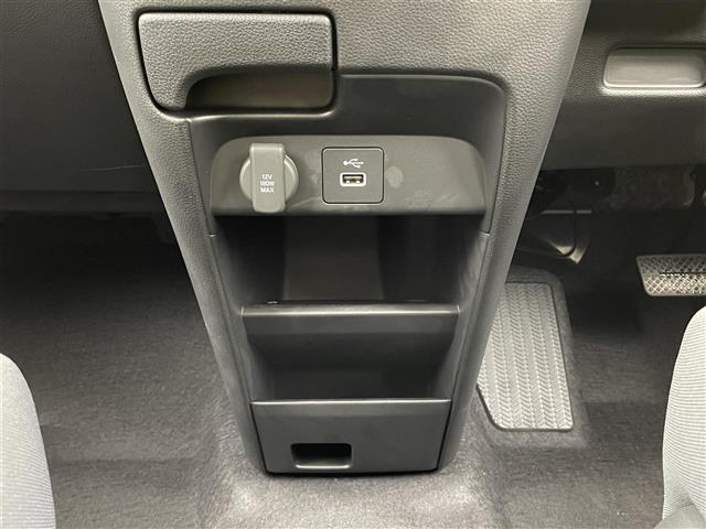 【フロアマット】ニオイが気になる方は消臭効果のある内装クリーニングオプションがおすすめです！またオプションパーツのご用意もありますので、自分だけのオリジナルの車内空間をお創りいただけます！