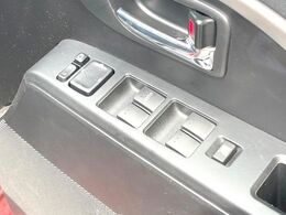 【電動格納ミラー】サイドミラーは電動格納式となっており、狭い駐車場でもキズがつくリスクを抑えられます。