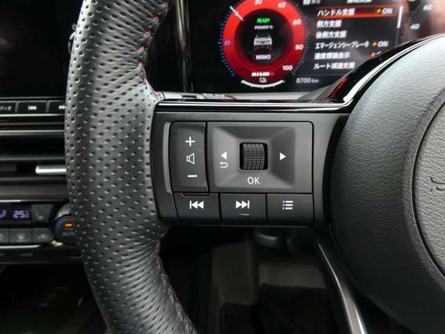 運転走行も画面に触れることなく手元操作が可能な便利なハンドルリモコン。