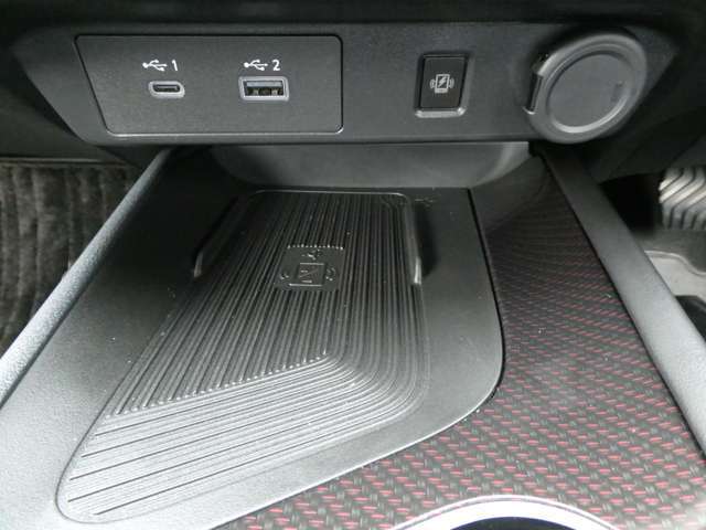 便利なUSBタイプA＆C及びワイヤレス潤伝機能が付いてスマホのバッテリー切れの心配もございません