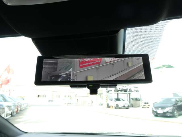 インテリジェント ルームミラーは、車両後方のカメラ映像をミラー面に映し出すので、車内の状況や、天候などに影響されず、いつでもクリアな後方視界が得られます