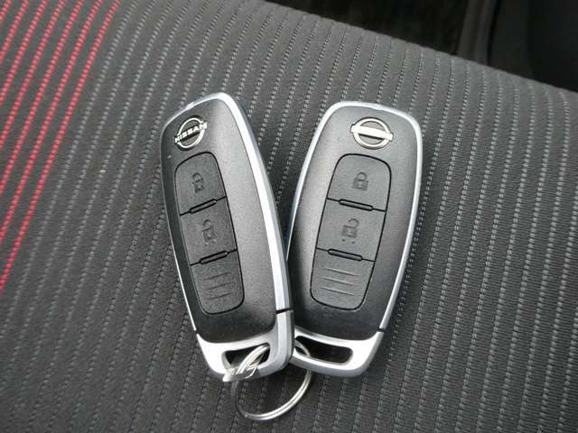 【インテリジェントキー】　ドアロックの開閉やエンジンスタートの操作までもボタンひとつでOKなんです。お買い物で、両手が塞がっている時もキーをポケットに入れていればボタン一つでドアロックを開閉出来ますよ