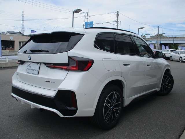 BMWプレミアムセレクション前橋では、高年式低走行モデルからMモデル、年式が経ちなかなかディーラーでは見かけないモデルまで幅広いラインナップで認定中古車を取り扱っております。品質に自信があります。