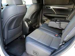 メーカーオプションの後席パワーシート＆シートヒーター付きです。リアシートもほとんど使用感ございません。とてもきれいです。リヤドガラスにブラインドついております。