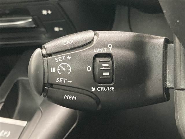 【レーダークルーズコントロール】装備車両です。レーダーやカメラを使って前を走るクルマの状況を検知して速度を調整してくれます。遠距離ドライブの高速道路などでは大活躍で疲労軽減に役立ちます。