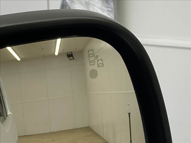 【ブラインドスポットモニター（BSM）】車線変更時に車両後方から来る車両を検知し安全をサポートする装置です。