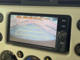 【バックカメラ】駐車時に後方がリアルタイム映像で確認できます。大型商業施設や立体駐車場での駐車時や、夜間のバック時に大活躍！運転スキルに関わらず、今や必須となった装備のひとつです！