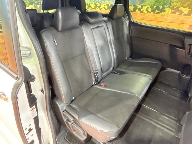 広々とした2列目シートは居住性が高く、居心地も快適！友達や家族とのお出かけにぴったりです。ベビーシートやチャイルドシート使用時も快適にお過ごしいただける十分な空間を確保しています。