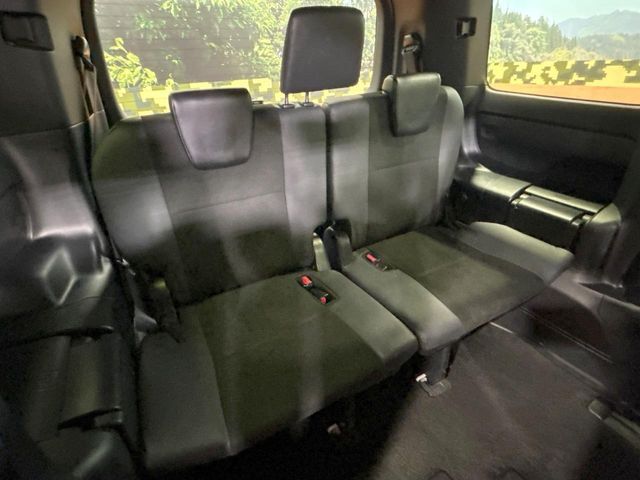 3列目シートはもちろん状態良好☆大人でもゆったりと座って頂けますので、大人数でのお出かけもラクラクです♪ご家族で、気の知れた仲間で、ドライブに行くのが楽しみですね♪