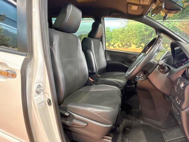 運転席まわりには十分なスペースがあり、大柄な方でもゆったり運転していただける環境です。