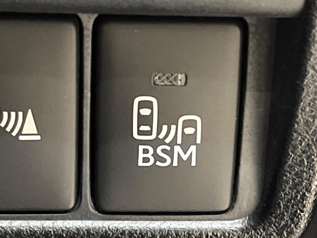 【ブラインドスポットモニター】走行中、ドアミラーの死角になりやすい箇所に後続車が接近するとサイドミラーのレンズに警告を表示！ドライバーに注意喚起をしてくれます。