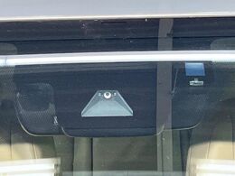 【プリクラッシュセーフティ】前方の車両等を検知し、衝突しそうな時は警報で注意を促し、ブレーキを踏む力をサポート。ブレーキを踏めなかった場合は衝突被害軽減ブレーキが作動、衝突回避をサポートします。