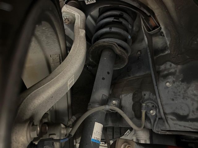 お車を安心してお乗りいただく為には、足回りの定期点検が欠かせません。サービスサポート（有償保証）では無料点検もご提供しており、安心のカーライフをお過ごしいただけるサポート体制が整っています。