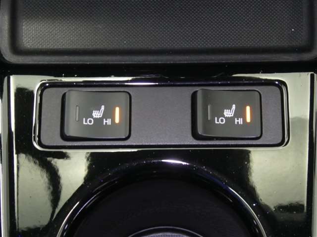 【シートヒーター搭載】シートを温めてくれる暖房機器です！長時間座っていると負担が掛かりやすい背中や腰、または冬場の寒い日に冷えやすい脚部に快適なぬくもりを♪