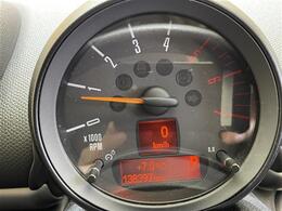 【メーター】メーターまわりも鮮やかに照らし出され、視認性・デザイン性・安全性ともにバッチリですね♪