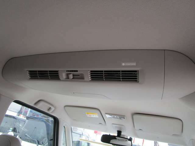 天井中央にはエアコン機能のないファンが付いていますファンを回すことで車内の空気を循環してくれます