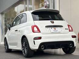 弊社では、ご納車してはじめてお客様とのお付き合いが始まるものと考えます。ご納車前の法定点検整備は最新鋭の設備を整えた併設の「FIAT/ABARTH指定工場」でお客様のライフスタイルを考慮しつつ実施致します。