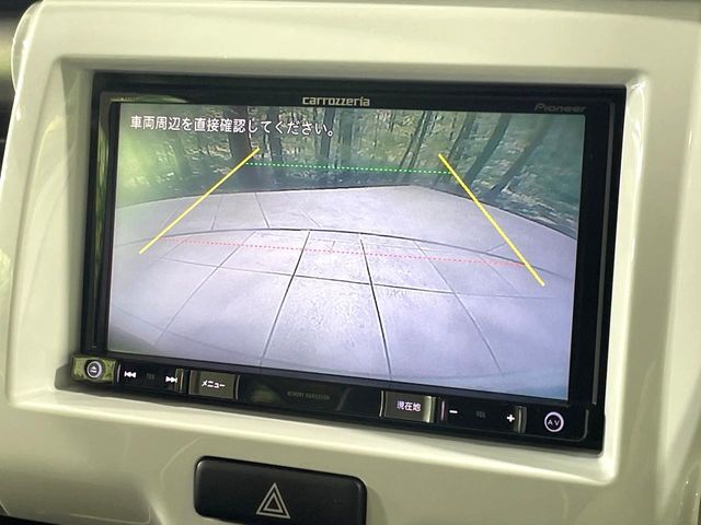 【バックカメラ】駐車時に後方がリアルタイム映像で確認できます。大型商業施設や立体駐車場での駐車時や、夜間のバック時に大活躍！運転スキルに関わらず、今や必須となった装備のひとつです！