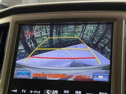 【バックカメラ】駐車時に後方がリアルタイム映像で確認できます。大型商業施設や立体駐車場での駐車時や、夜間のバック時に大活躍！運転スキルに関わらず、今や必須となった装備のひとつです！