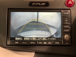 リバースギアに入れるだけで後方の表示へ切り替わります。夜間や雨の日の駐車も楽になりますよ。