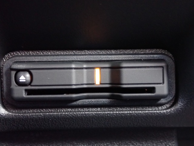 ■【ETC車載器】が装備されています。セットアップをしてお渡しとなり、ETCカードを差し込むだけで高速道路の利用が可能です。