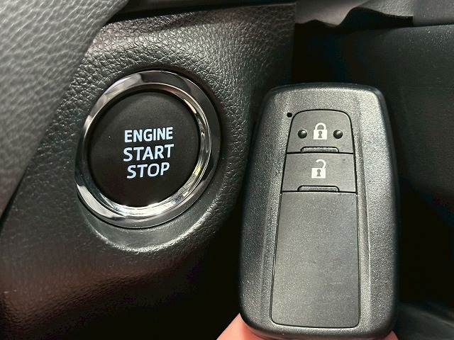 【スマートキー】車内へのアクセスやエンジン始動が楽々に行える今や必須アイテムのキー複製防止の「イモビライザー」まで備わっております。