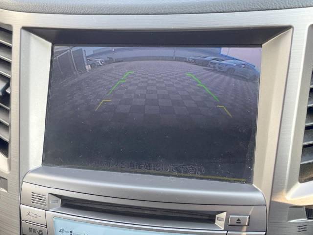 【バックカメラ】駐車時に後方がリアルタイム映像で確認できます。大型商業施設や立体駐車場での駐車時や、夜間のバック時に大活躍！運転スキルに関わらず、今や必須となった装備のひとつです！