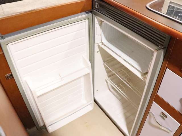 WAECO90L冷蔵庫！いつでも冷たい飲み物をお飲み頂けます！12Vのサブバッテリーより電源供給しております！