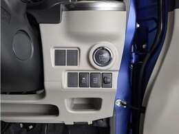 スマートキーを携帯していればキーを取り出さずにドアを施錠＆解錠。クルマの始動も可能です。