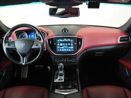 インテリアは、シフトパドルが装備され、上質な空間に走りの楽しさとスポーティー仕様を両立。