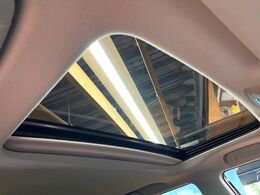 【サンルーフ】開放感たっぷりの希少装備、サンルーフが装着されています！車内に明かりを取り入れたり景色を楽しむ以外にも、車内の空気も簡単に換気できて快適です！