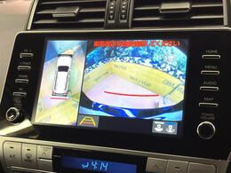 【パノラミックビューモニター】専用のカメラにより、上から見下ろしたような視点で360度クルマの周囲を確認することができます☆死角部分も確認しやすく、狭い場所での切り返しや駐車もスムーズに行えます。