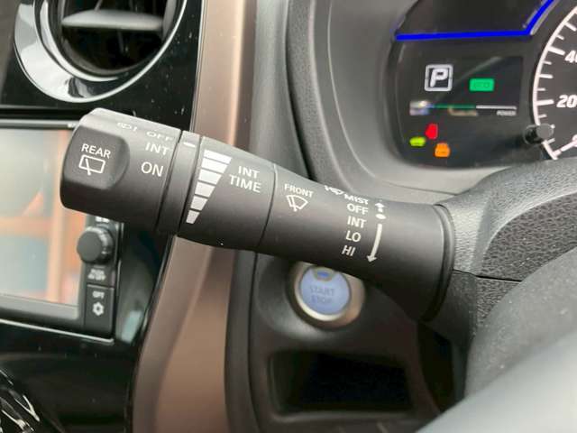 車速感知式でワイパーの動作間隔を自動で調整する機能がついています！