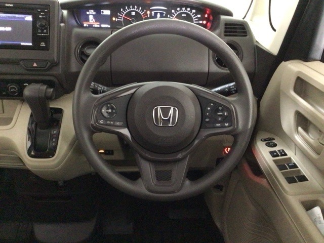 【ハンドル】運転にかかわる様々な操作を安全に行えるように視点移動が少なく操作性に配慮されたスイッチ類が凝縮されたコックピットです。