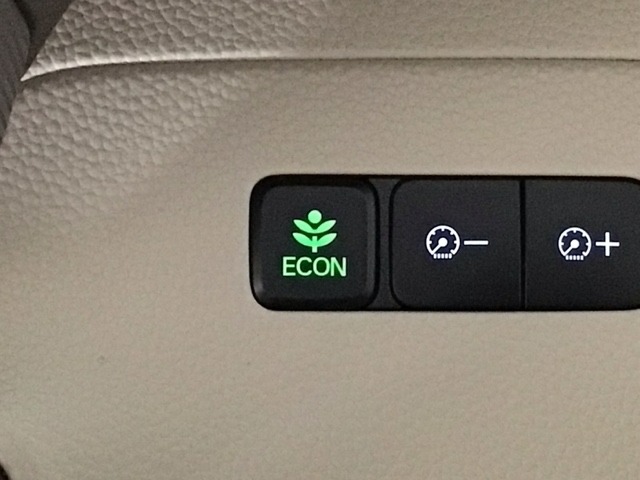 ★ECONスイッチ★　エコドライブを加速しよう！スイッチをONにすると、運転の仕方によるロスを抑え込み燃費をよくするようクルマが頑張ります（＊＾ー＾＊）燃費向上にチャレンジ♪