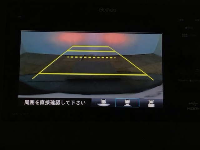 【バックカメラ】運転が苦手な方も車庫入れラクラクです！ギアをリバースに入れれば自動的に切り換わりますので、面倒な操作は不要です♪狭い駐車場もお車を傷つけず安心ですね！