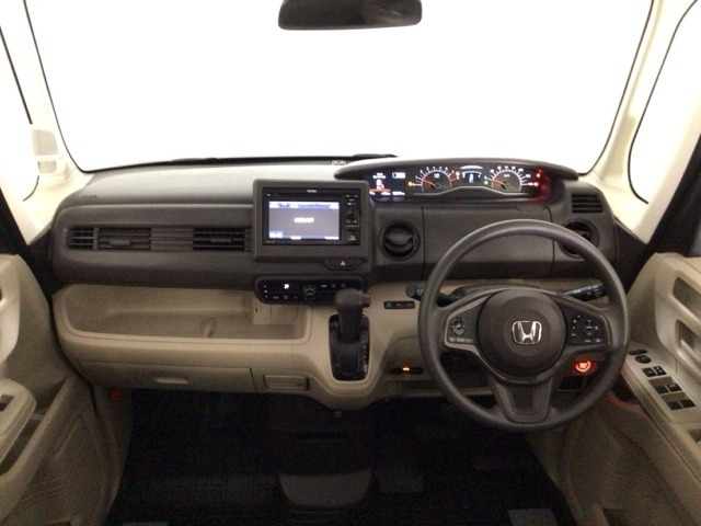 【前方視界】開放的な前方視界！運転がしやすく疲れにくいです♪窓が大きく、見通しがとっても良いおクルマですよ♪