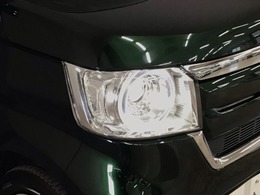 【LEDヘッドライト】大光量で夜道や雨の日の安心感を高めるLEDヘッドライト。周囲の明るさに応じて自動点灯・消灯/ライトの消し忘れも防げるオートライトコントロール付！
