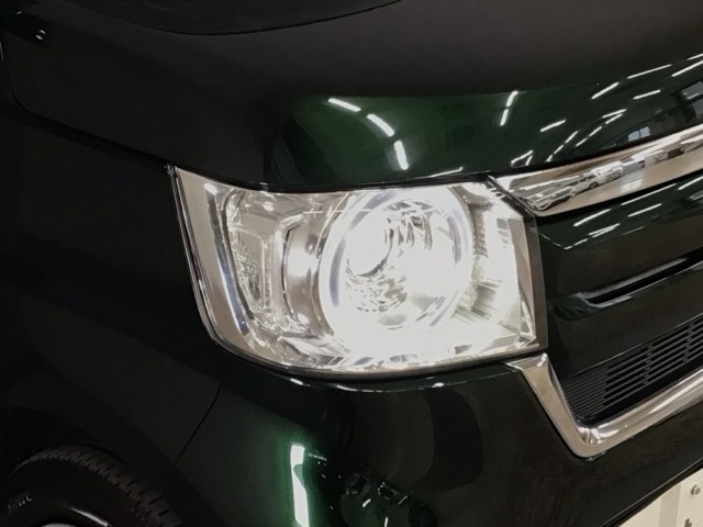 【LEDヘッドライト】大光量で夜道や雨の日の安心感を高めるLEDヘッドライト。周囲の明るさに応じて自動点灯・消灯/ライトの消し忘れも防げるオートライトコントロール付！