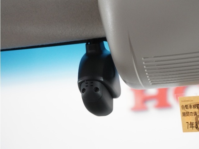 ◆ドライブレコーダー◆映像・音声などを記録する自動車用の装置です。　もしもの事故の際の記録はもちろん、旅行の際の思い出としてドライブの映像を楽しむことができます。