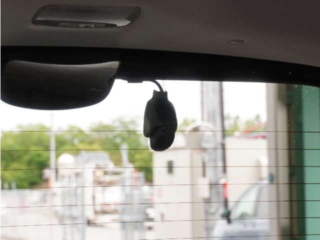 この車にはリアにもドライブレコーダーを装備しております◆映像・音声などを記録する自動車用の装置です。　もしもの事故の際の記録はもちろん、旅行の際の思い出としてドライブの映像を楽しむことができます。