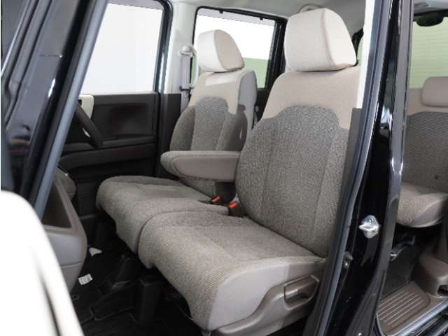 運転席と助手席は足元が繋がっているので自由に行き来しやすいので駐車場が狭いときでも助手席側からスムーズに乗り降りできて便利！