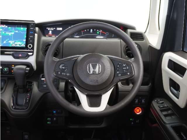 【Honda SENSING】 カメラ等装置で精度の高い検知能力を発揮、安全運転を支援します。ステアリング上のコントローラーに注目！