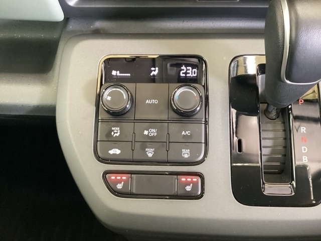 運転席・助手席にはシートヒーター付き。三段階調整が可能です。