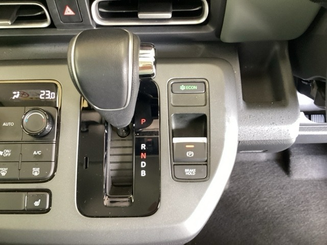 ブレーキホールド機能付き。信号待ちなど足を離してもブレーキ状態を保ち、アクセルを踏むと自動解除されます。スムーズな発進が可能です。