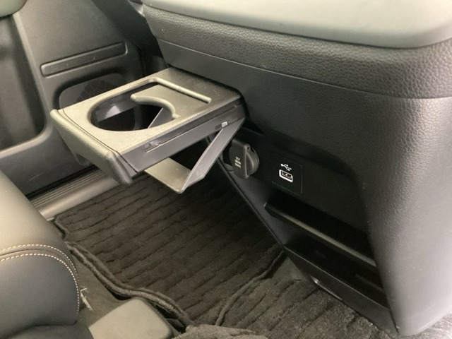 フロント中央にはドリンクホルダー付き