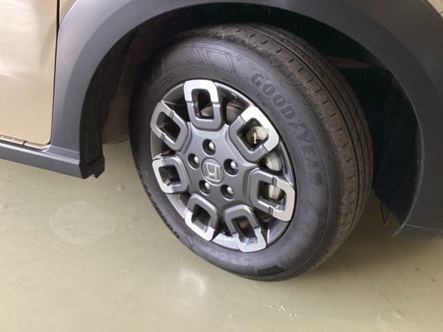 クロスター専用デザインの16インチアルミホイール