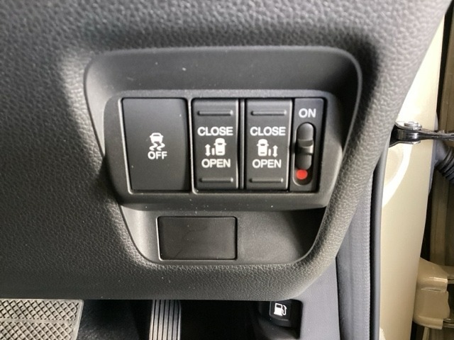 両側電動スライドドア