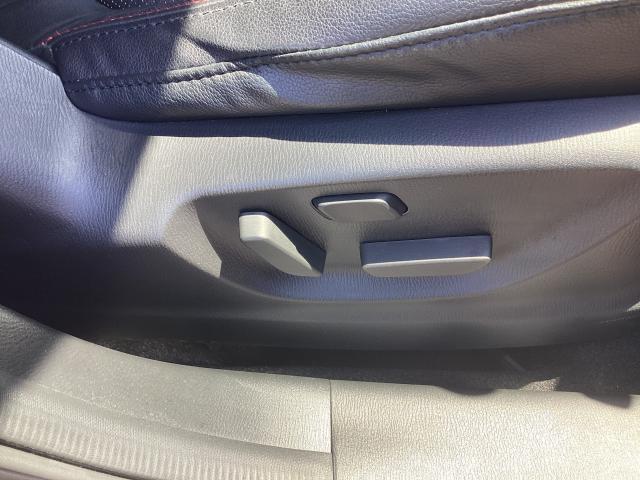 運転席電動シートです。細かく調節できます。