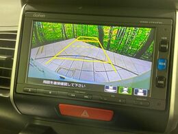 【バックカメラ】駐車時に後方がリアルタイム映像で確認できます。大型商業施設や立体駐車場での駐車時や、夜間のバック時に大活躍！運転スキルに関わらず、今や必須となった装備のひとつです！